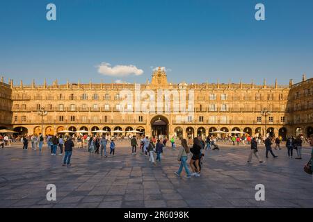 Salamanca Spagna, vista in estate delle persone che camminano al tramonto in Plaza Mayor nella storica città spagnola di Salamanca, Castilla Y Leon, Spagna Foto Stock