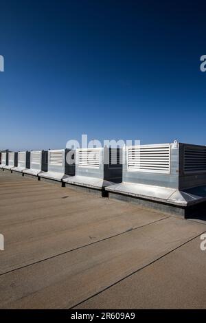 Unità di aria condizionata situate sul tetto dell'edificio Foto Stock