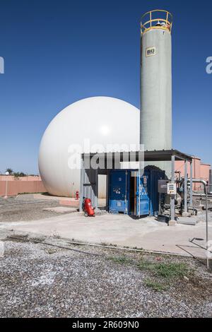 Caratteristiche dello stabilimento di Waterleau per le acque reflue: Digestori anaerobici e Torre di raffreddamento a Marrakesh Foto Stock