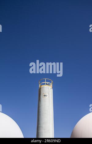 Digestivi anaerobici e Torre di raffreddamento presso l'impianto di trattamento delle acque reflue di Waterleau, Marrakech, Marocco Foto Stock