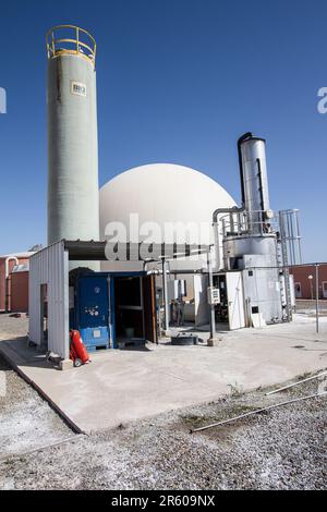 Digestivi anaerobici e Torre di raffreddamento presso l'impianto di trattamento delle acque reflue di Waterleau, Marrakech, Marocco Foto Stock