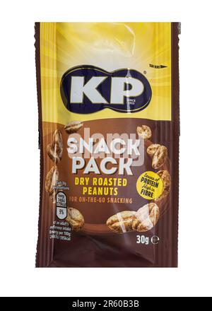 SWINDON, Regno Unito - 6 GIUGNO 2023: Snack Pack di arachidi arrosto KP su sfondo bianco Foto Stock