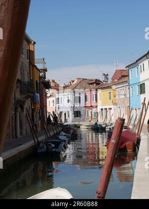 Via d'acqua sull'isola di Murano con case colorate Foto Stock