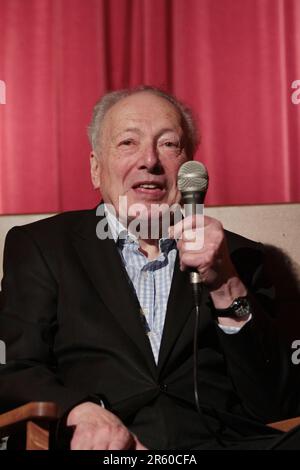 Il regista Robin Hardy alla prima di 'The Wicker Tree', un sequel di The Wicker Man che ha diretto anche al Prince Charles Cinema di Londra Foto Stock
