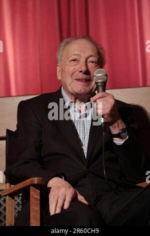 Il regista Robin Hardy alla prima di 'The Wicker Tree', un sequel di The Wicker Man che ha diretto anche al Prince Charles Cinema di Londra Foto Stock
