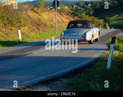 san marino , san marino - sett. 16 : mercedes benz sl190 1960 in coppa nuvolari vecchia auto da corsa Foto Stock