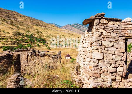 AUL fantasma Kahib, Dagestan. Villaggio abbandonato nelle montagne del Caucaso. Rovine di antiche torri e case. Foto Stock