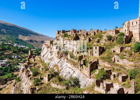 AUL fantasma Kahib, Dagestan. Villaggio abbandonato nelle montagne del Caucaso. Rovine di antiche torri e case. Foto Stock