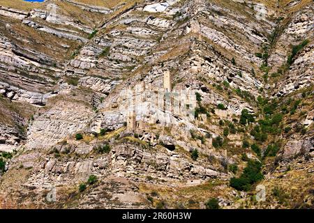 AUL fantasma Kahib, Dagestan. Villaggio abbandonato nelle montagne del Caucaso. Rovine di antiche torri e case. Foto Stock