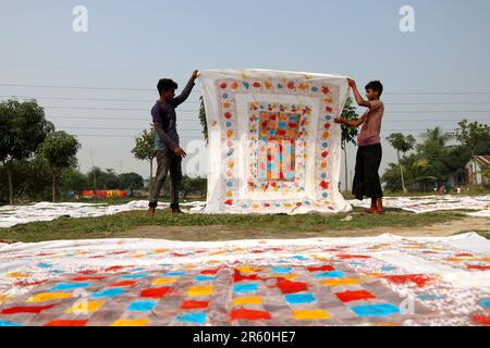 Narayangonj, Narayangonj, Bangladesh. 6th giugno, 2023. Vestiti tinti di fresco sono stati asciugati al sole al bunty Bazaar a Narayanganj. Il bunty Bazaar è famoso per la produzione di abiti femminili. Vari vestiti colorati sono fatti da qui e inviati in tutto il paese per la vendita. (Credit Image: © Syed Mahabubul Kader/ZUMA Press Wire) SOLO PER USO EDITORIALE! Non per USO commerciale! Credit: ZUMA Press, Inc./Alamy Live News Foto Stock
