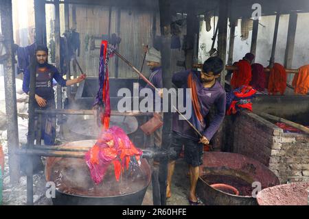 Narayangonj, Narayangonj, Bangladesh. 6th giugno, 2023. I tessuti vengono tinti in una fabbrica a Banti Bazar a Narayanganj. Il bunty Bazaar è famoso per la produzione di abiti femminili. Vari vestiti colorati sono fatti da qui e inviati in tutto il paese per la vendita. (Credit Image: © Syed Mahabubul Kader/ZUMA Press Wire) SOLO PER USO EDITORIALE! Non per USO commerciale! Credit: ZUMA Press, Inc./Alamy Live News Foto Stock