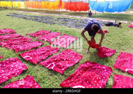Narayangonj, Narayangonj, Bangladesh. 6th giugno, 2023. Vestiti tinti di fresco sono appesi fuori per asciugare al sole al bazar di Banty a Narayanganj. Il bunty Bazaar è famoso per la produzione di abiti femminili. Vari vestiti colorati sono fatti da qui e inviati in tutto il paese per la vendita. (Credit Image: © Syed Mahabubul Kader/ZUMA Press Wire) SOLO PER USO EDITORIALE! Non per USO commerciale! Credit: ZUMA Press, Inc./Alamy Live News Foto Stock