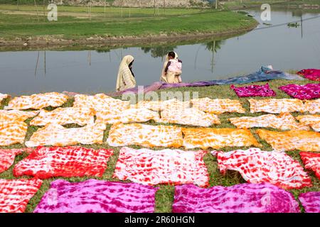 Narayangonj, Narayangonj, Bangladesh. 6th giugno, 2023. Vestiti tinti di fresco sono stati asciugati al sole al bunty Bazaar a Narayanganj. Il bunty Bazaar è famoso per la produzione di abiti femminili. Vari vestiti colorati sono fatti da qui e inviati in tutto il paese per la vendita. (Credit Image: © Syed Mahabubul Kader/ZUMA Press Wire) SOLO PER USO EDITORIALE! Non per USO commerciale! Credit: ZUMA Press, Inc./Alamy Live News Foto Stock