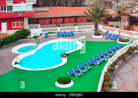 Piscina del resort. Nessuno alla piscina dell'hotel. Concetto di vacanza estiva Foto Stock