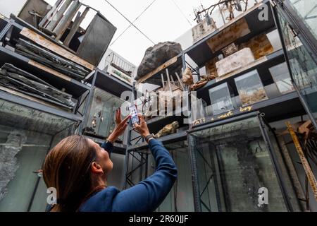 Londra, Regno Unito. 6 giugno 2023. Un visitatore in 'Arsenala', 1970-2023, una sala di scaffalature industriali in anteprima di 'Finnegans Wake', una nuova mostra di dipinti, sculture e installazioni di Anselm Kiefer che riflette il fascino dell'artista con il capolavoro letterario di James Joyce, Finnegans Wake (1939). Lo spettacolo è in programma al White Cube Bermondsey dal 7 giugno al 20 agosto 2023. Credit: Stephen Chung / Alamy Live News Foto Stock