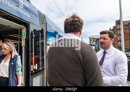 Edimburgo, Scozia, Regno Unito, 06 giugno 2023. Tram per Newhaven: Dopo 3,5 anni, l'estensione della linea tranviaria della capitale prevede un viaggio stampa speciale da Picardy Place a Newhaven prima di accogliere i passeggeri da mezzogiorno di domani. I tram per Newhaven aggiungono 2,91 miglia di binario che collega Leith e Newhaven all'attuale estremità della linea del tram di Edimburgo a York Place con 8 nuove fermate. Foto: Giornata Cammy del leader del Consiglio alla fermata del tram di Newhaven. Credit: Sally Anderson/Alamy Live News Foto Stock