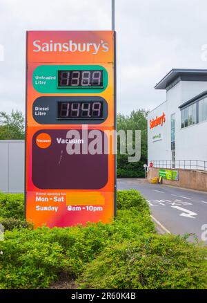 Segno indicante la benzina e il gasolio prezzi al supermercato Sainsbury's in Victoria Road,Darlington,l'Inghilterra,UK Foto Stock