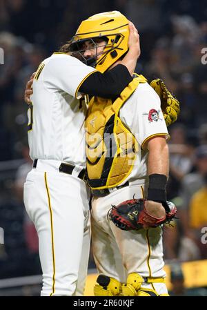 La caraffa di rilievo dei pirati di Pittsburgh Colin Holderman (35) abbraccia il cattcher Austin Hedges dei pirati di Pittsburgh (18) dopo aver chiuso la vittoria 5-4 contro gli Oakland Athletics al PNC Park lunedì 5 giugno 2023 a Pittsburgh. Foto di Archie Carpenter/UPI Foto Stock