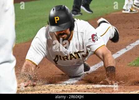 Pittsburgh Pirates catcher Austin Hedges (18) scivola in casa e segna il sesto inning contro gli Oakland Athletics al PNC Park di lunedì 5 giugno 2023 a Pittsburgh. Foto di Archie Carpenter/UPI Foto Stock