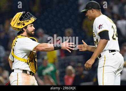 Pittsburgh Pirates catcher Austin Hedges (18) (l) saluta Pittsburgh Pirates lanciando la caraffa Johan Oviedo (24) dopo la vittoria 5-4 contro gli Oakland Athletics al PNC Park il lunedì 5 giugno 2023 a Pittsburgh. Foto di Archie Carpenter/UPI Foto Stock