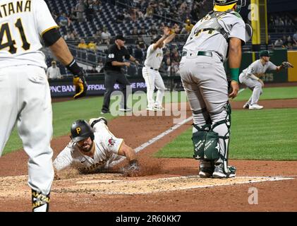 Pittsburgh Pirates catcher Austin Hedges (18) scivola in casa e segna il sesto inning contro gli Oakland Athletics al PNC Park di lunedì 5 giugno 2023 a Pittsburgh. Foto di Archie Carpenter/UPI Foto Stock