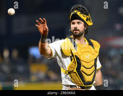 Pittsburgh Pirates catcher Austin Hedges (18) chiede una nuova palla durante il quinto inning contro gli Oakland Athletics al PNC Park Lunedi 5 giugno 2023 a Pittsburgh. Foto di Archie Carpenter/UPI Foto Stock