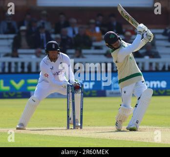 Jonny Bairstow (Yorkshire) e Curtis Campher d'Irlanda di L-R Inghilterra vengono invischiati da Jack Leach (Somerset) in Inghilterra durante il Test Match Series Day One Foto Stock