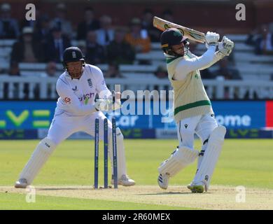 Jonny Bairstow (Yorkshire) e Curtis Campher d'Irlanda di L-R Inghilterra vengono invischiati da Jack Leach (Somerset) in Inghilterra durante il Test Match Series Day One Foto Stock