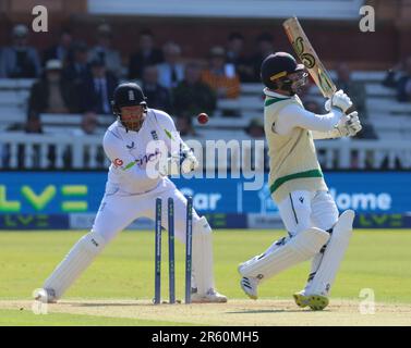 Jonny Bairstow (Yorkshire) e Curtis Campher d'Irlanda di L-R Inghilterra vengono invischiati da Jack Leach (Somerset) in Inghilterra durante il Test Match Series Day One Foto Stock