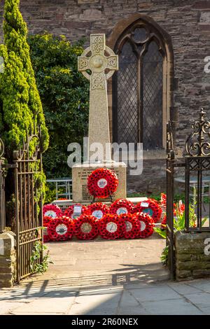 Questo cenotafio commemorativo presso il St. John e St. Mary Church, Brecon South Wales un tributo ai membri della parrocchia che furono uccisi nelle guerre Foto Stock