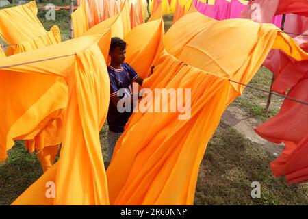 Narayangonj, Bangladesh. 6th giugno, 2023. Vestiti tinti di fresco sono appesi fuori per asciugare al sole al bazar di Banty a Narayanganj. Il bunty Bazaar è famoso per la produzione di abiti femminili. Vari vestiti colorati sono fatti da qui e inviati in tutto il paese per la vendita. (Credit Image: © Syed Mahabubul Kader/ZUMA Press Wire) SOLO PER USO EDITORIALE! Non per USO commerciale! Foto Stock