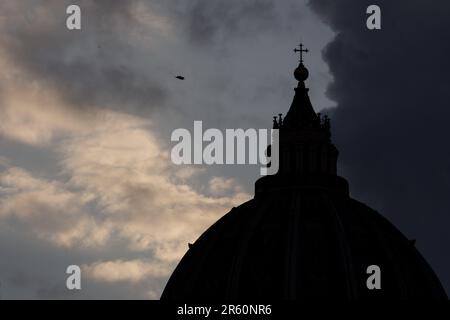 Roma, Italia. 5th giugno, 2023. Nuvole vicino a St. Peter's Dome at Sunset in Rome (Credit Image: © Matteo Nardone/Pacific Press via ZUMA Press Wire) SOLO PER USO EDITORIALE! Non per USO commerciale! Foto Stock