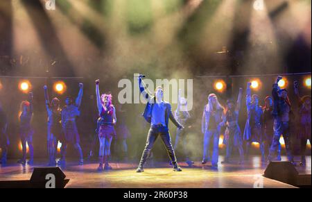 Front Center, l-r: Elena Skye (Scaramouche), Ian McIntosh (Galileo Figaro), ben Elton (The Rebel leader) in VI FARÀ ROCK al London Coliseum, Londra WC2 07/06/2023 musiche e testi di Queen story & script: Ben Elton scenografia: Stufish Entertainment Architetti costumi e parrucche: Kentaur Lighting: Scena musicale Luke Rolls: Jacob Fearey regista: Ben Elton Foto Stock