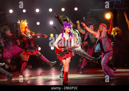 Front Center: Elena Skye (Scaramouche) a destra: Ben Elton (il leader del ribelle) in NOI VI ROCK al London Coliseum, Londra WC2 07/06/2023 musica e testi di Queen story & script: Ben Elton Set design: Stufish Entertainment Architects Costumi & parrucche: Kentaur illuminazione: Luke Rolls allestimento musicale: Jacob Fearey regista: Ben Elton Foto Stock