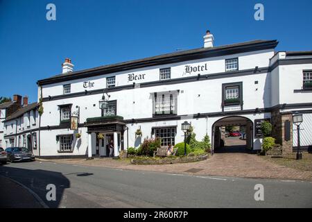 The Bear Hotel una locanda del 18th ° secolo, nella città mercato Powys di Crickhowell Galles del Sud, in piedi in Beaufort Street Foto Stock