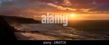 Serata sulla spiaggia di la Pared, Fuerteventura con il pittoresco tramonto Foto Stock