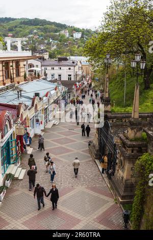 Kislovodsk, Russia - 9 maggio 2023: Karl Marx Street view, foto verticale scattata in una giornata nuvolosa. La gente comune cammina per strada Foto Stock