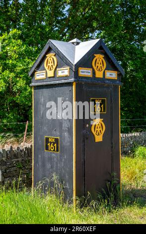 AA Patrol box chiosco n. 161 sul A40 vicino Crickhowell in Powys Galles del Sud uno dei soli 19 ancora esistenti da oltre 1000 eretto tra il 1927-1953 Foto Stock