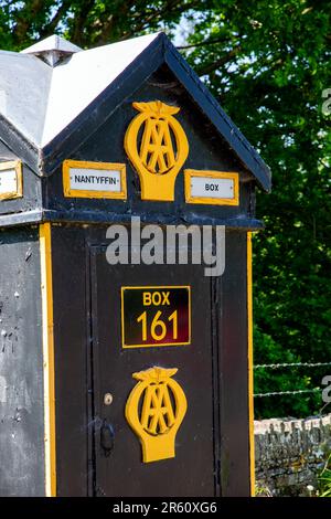 AA Patrol box chiosco n. 161 sul A40 vicino Crickhowell in Powys Galles del Sud uno dei soli 19 ancora esistenti da oltre 1000 eretto tra il 1927-1953 Foto Stock
