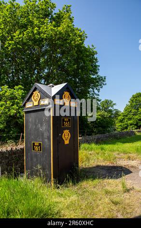 AA Patrol box chiosco n. 161 sul A40 vicino Crickhowell in Powys Galles del Sud uno dei soli 19 ancora esistenti da oltre 1000 eretto tra il 1927-1953 Foto Stock