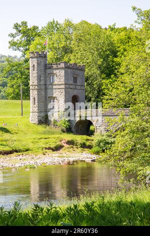 Tower Bridge una struttura di livello II* che fornisce accesso veicolare privato sul fiume Usk nel Parco Glanusk vicino a Crickhowell Powys South Wales Foto Stock