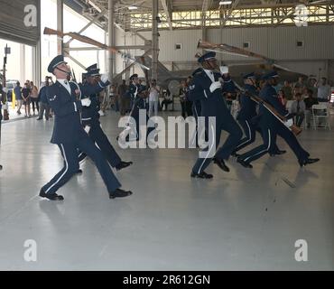 Il team USAF Honor Guard Drill che partecipa al Media Day per la pratica di Miami Air, Sea & l Land presso la USCG Station Miami. Foto Stock