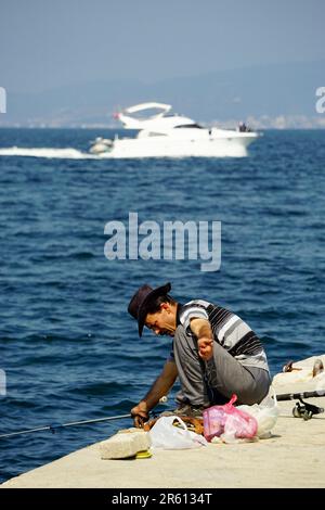 17 settembre 2017 Tirilye Bursa Turchia pesca barche in mare in una giornata di sole Foto Stock