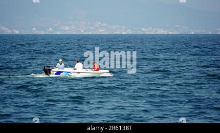 17 settembre 2017 Tirilye Bursa Turchia pesca barche in mare in una giornata di sole Foto Stock