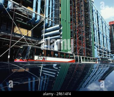 Francia. Parigi. Centro culturale Pompidou con pullman turistici. Foto Stock