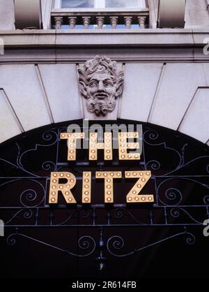 Inghilterra. Londra. L'indicazione per il Ritz Hotel è Piccadilly. Foto Stock