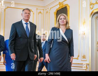 Bratislava, Slovacchia. 06th giugno, 2023. Il Segretario Generale della NATO Jens Stoltenberg (back center), il Presidente slovacco Zuzana Caputova (destra) e il Presidente rumeno Klaus Iohannis (sinistra) partecipano alla riunione dei presidenti dei nove paesi di Bucarest a Bratislava (Slovacchia), il 6 giugno 2023. Credit: Michaela Rihova/CTK Photo/Alamy Live News Foto Stock