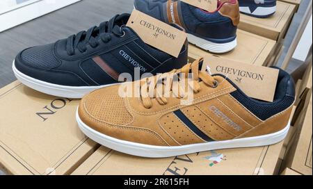 Bordeaux , Aquitaine France - 05 29 2023 : Chevignon scarpe sneaker marchio logo e caselle segno testo francese moda rivenditore abbigliamento Foto Stock