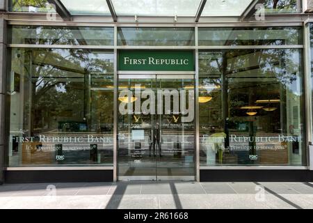 Prima filiale della Republic Bank a Columbus Circle a Manhattan, New York, ora parte della JP Morgan Chase dopo essere fallita nella crisi finanziaria Foto Stock