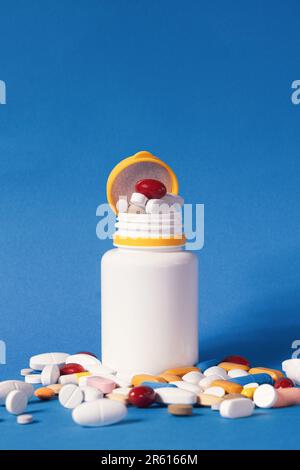 Pillole Multicolori Sparse Dal Contenitore Di Plastica Bianca Per Medicinali  - Fotografie stock e altre immagini di Pillola - iStock